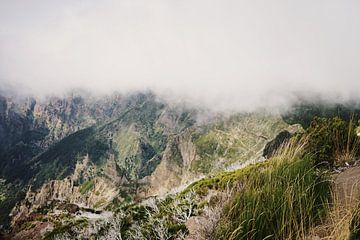 Nebliger Blick auf den Berg Madeira