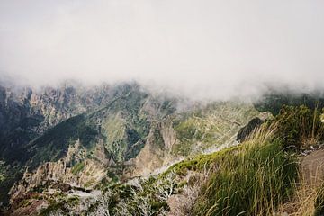 Mistig uitzicht op berg Madeira van Dian Schuurkamp