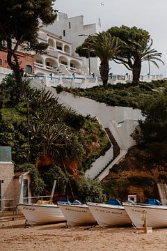 Strand en boten in Carvoeiro, Algarve van Renate Smit Photography