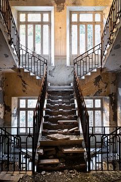 Escalier abandonné. sur Roman Robroek - Photos de bâtiments abandonnés