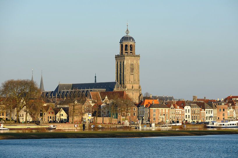 Skyline de Deventer sur la rivière IJssel avec l'église Lebuinus  par Merijn van der Vliet