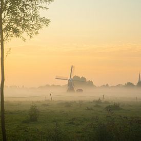 Holländischer Morgen mit Windmühle, Kirchturm und Nebel! von Corné Ouwehand