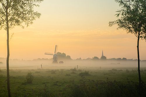 Matinée hollandaise avec moulin à vent, clocher et brouillard ! sur Corné Ouwehand