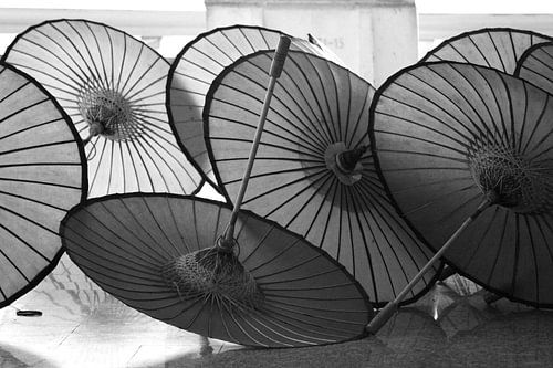 Zonneschermen in een Thaise tempel