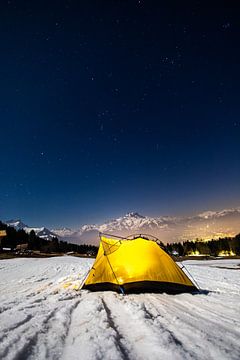 Nachtfoto mit beleuchtetem Zelt in Berglandschaft von Sander de Vries