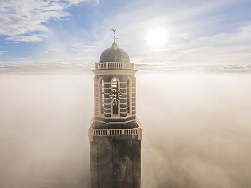 Peperbuskerktoren in Zwolle boven de mist