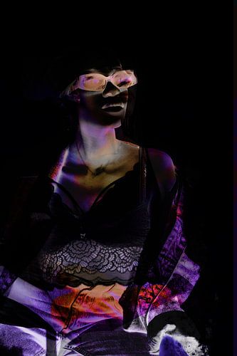 Chica - Stoer abstract portret met veel zwart