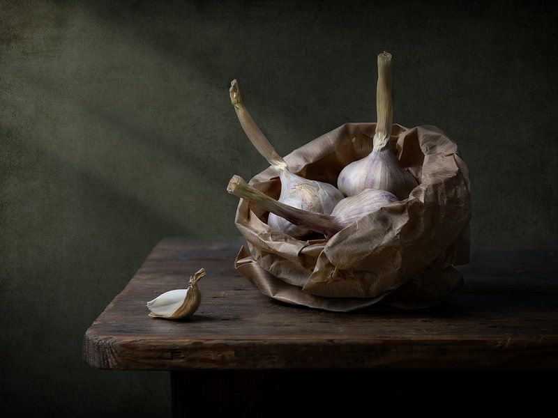 Nature morte moderne à l'ail par Silvia Thiel