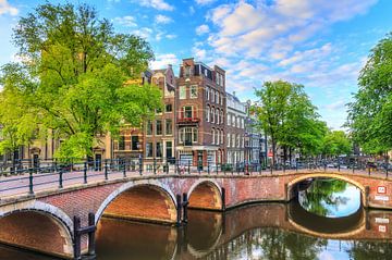 Prinsengracht kruist de Reguliersgracht by Dennis van de Water