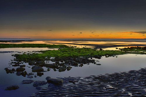 Zonsondergang tijdens eb op het strand van Hollum