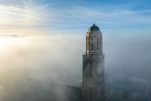 Peperbuskerktoren in Zwolle boven de mist