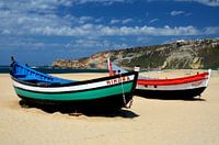 Oude houten boten, vissersboten, op het strand van Nazare'. Mimosa Nazare. Portugal.