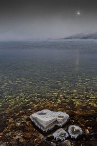 Kalte Sonne über dem eiskalten klaren Wasser von Michael Semenov