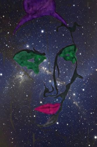 Visage cosmique surréaliste – Dame de la galaxie au chapeau violet de rêve