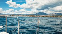 Sonnenverwöhntes Paradies: Blick vom Boot auf eine spanische Bucht