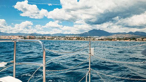 Zonovergoten Paradijs: Uitzicht vanaf een Boot op een Spaanse Baai
