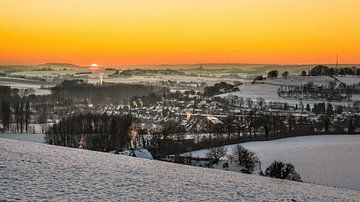 Zonsopkomst boven Gulpen van Rob Boon