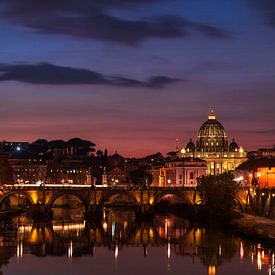 Der Petersdom von der Tiberbrücke aus bei einem violetten Sonnenuntergang von Ton van den Boogaard
