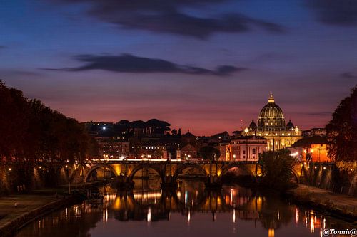 Der Petersdom von der Tiberbrücke aus bei einem violetten Sonnenuntergang von Ton van den Boogaard