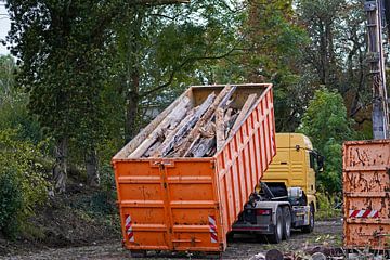 Vrachtwagen op een bouwplaats die een container oppikt