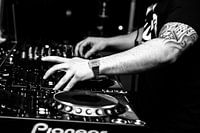 Le DJ fait la fête