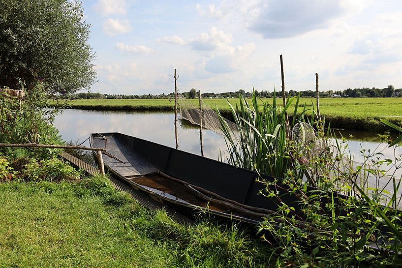 ein nostalgisches Fischerboot in einer rustikalen Landschaft von W J Kok