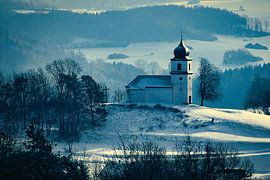 La chapelle blanche à l'heure bleue sur Skyfall