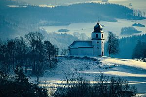 Die weiße Kapelle zur blauen Stunde