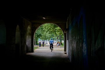 Uitzicht vanaf de Charlottenbrücke naar de Lindenufer in Spandau van Heiko Kueverling