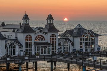 Seebrücke am Strand von Sellin bei Sonnenaufgang von Markus Lange