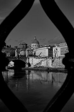 Kunst Architectuur Uitzicht Zwart-wit vanaf Ponte Sant_Angelo Rome Italië van Martijn Jebbink Fotografie