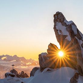 Zonsondergang achter rotsen op de Stockhorn van Zbinden Konnex