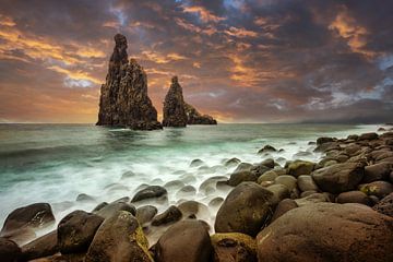 Kust van Madeira tijdens zonsondergang