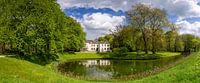 Uitzicht op een fraai landhuis gelegen in een mooi park in het dorp Baak