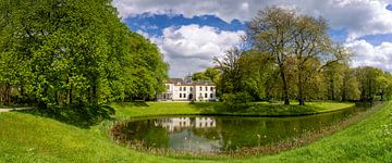 Uitzicht op een fraai landhuis gelegen in een mooi park in het dorp Baak van John Stuij