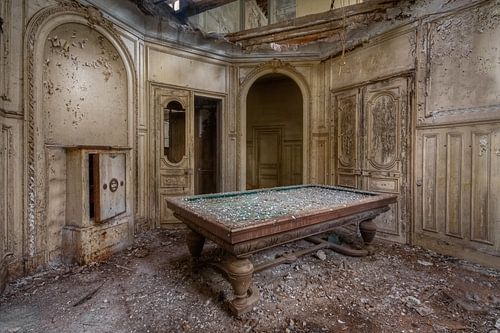 Table de billard abandonnée.