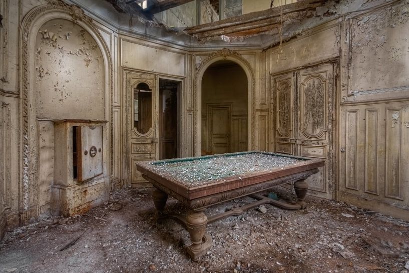 Billardtisch in verlassenem Schloss, Frankreich von Roman Robroek – Fotos verlassener Gebäude