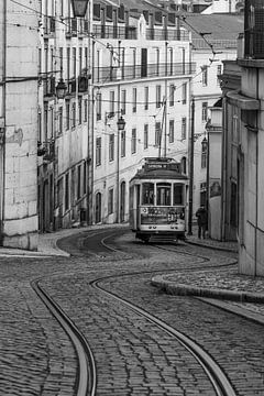 Straatbeeld tram 28 Lissabon van Sander Groenendijk