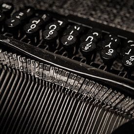 Alte schwarze Schreibmaschine von Michel Heerkens