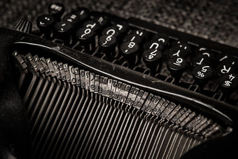 Alte schwarze Schreibmaschine von Michel Heerkens