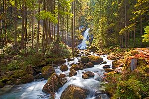 Der Gollinger Wasserfall in der schönen Herbstzeit von Christa Kramer