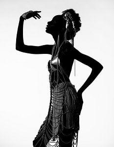 Vrouw in jurk van metaal van Atelier Liesjes
