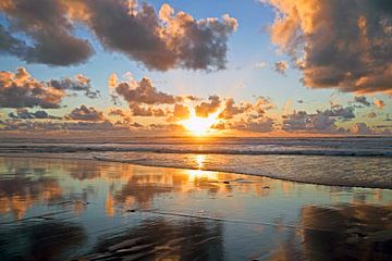 Gouden zonsondergang aan de Noordzee kust in Nederland van Eye on You