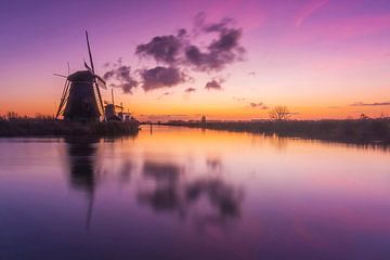 Paarse zonopkomst Kinderdijk van Ron de Smit