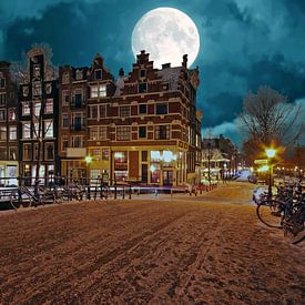 Besneeuwd Amsterdam bij volle maan in Nederland van Eye on You