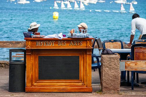 Le Bistrot-des-Arts terrace in Port-le-Blanc, France