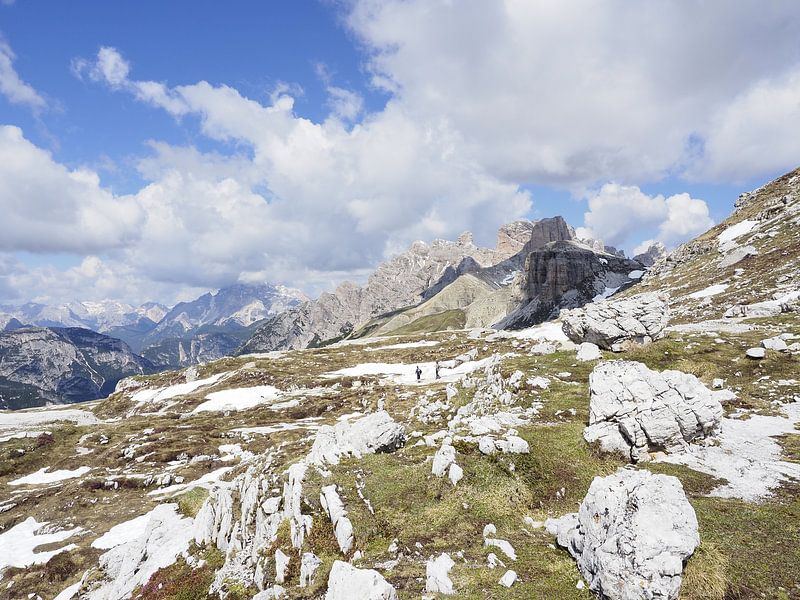 Spectacular mountain photo of the famous Three Peaks in the Dolomites - a timeless motif for all mountain lovers. Clear structures, impressive rock faces and the unmistakable alpine backdrop by Miriam Schwarzfischer Fotografie
