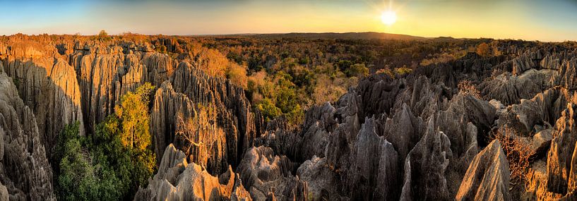 Tsingy zonsondergang panorama landschap par Dennis van de Water