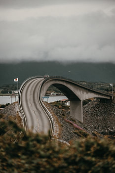 Majestueuze Brug over een Noors Fjord: Een Harmonie van Moderne Architectuur en Natuurlijke Schoonheid