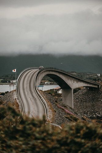 Majestueuze Brug over een Noors Fjord: Een Harmonie van Moderne Architectuur en Natuurlijke Schoonheid